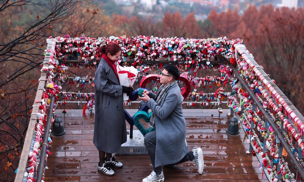 MC Mù Tạt của VTV được cầu thủ nổi tiếng, ít hơn tuổi quỳ gối cầu hôn ở Hàn Quốc