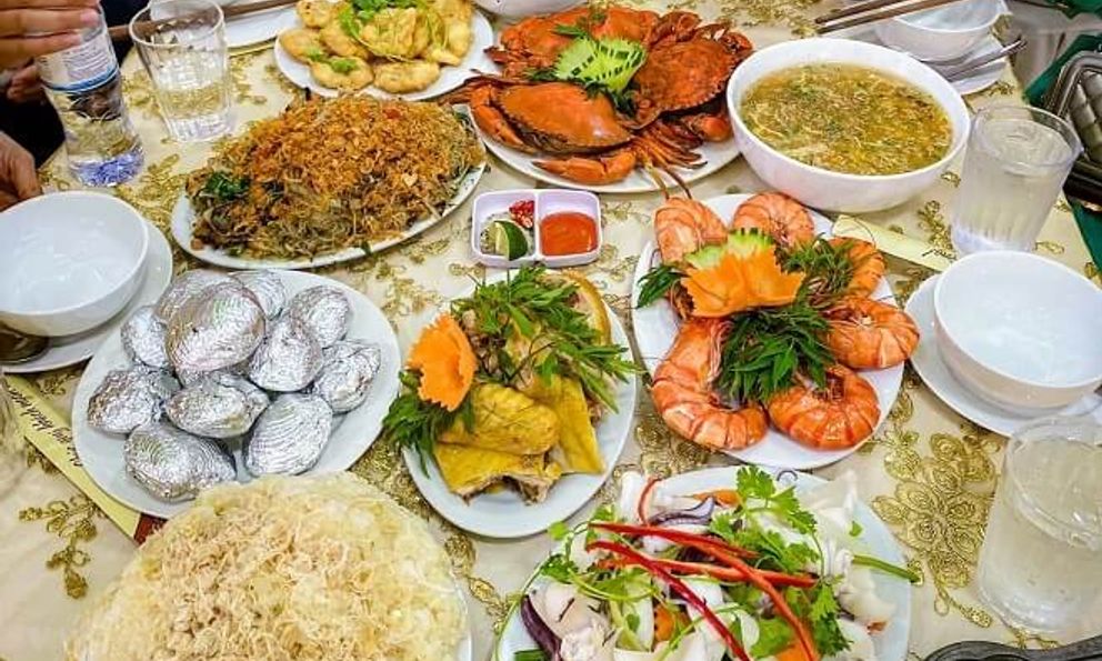 Vừa thấy cỗ cưới của bạn, cô gái liền đứng dậy ra ngoài: 10 năm sau, cô dâu mới có được lời giải thích