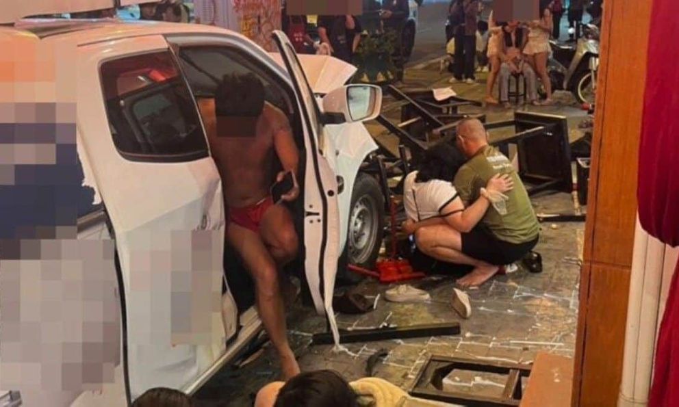 Chiếc ô tô lao vào nhà hàng, làm bị thương 14 người, tài xế xuống xe khiến ai cũng sững sờ 