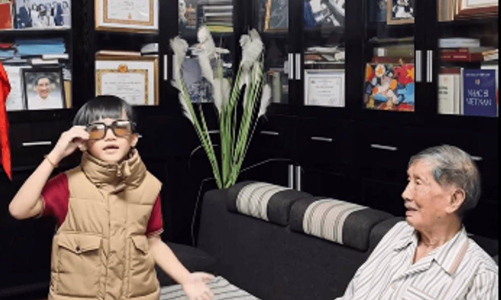 Nam nghệ sĩ sắp 100 tuổi ở Hà Nội: Sống lạc quan, vẫn làm một việc hằng ngày