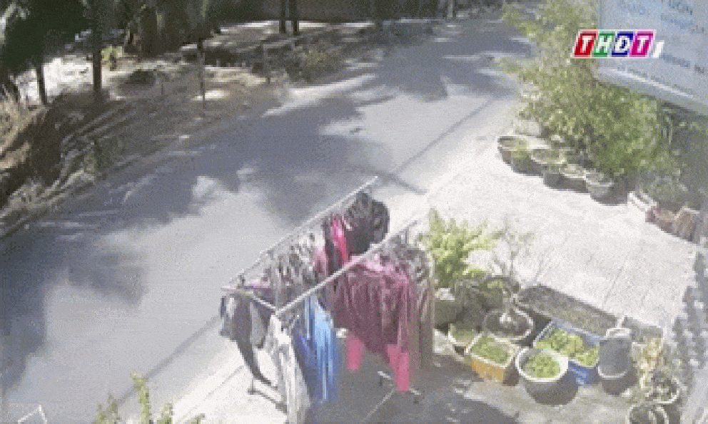 Một cán bộ công an tử vong do vướng dây cáp sà xuống đường: Camera ghi diễn biến lúc 10 giờ 45 phút