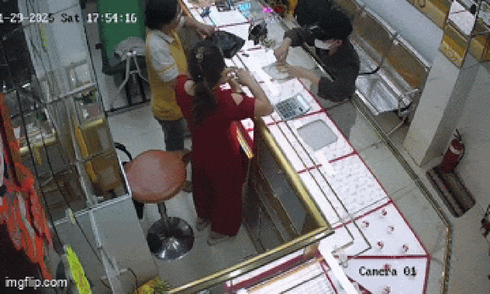 Thanh niên cướp 3 chỉ vàng, cầm dao kề cổ dọa tự sát khi bị công an truy đuổi: Hoàn cảnh gia đình 