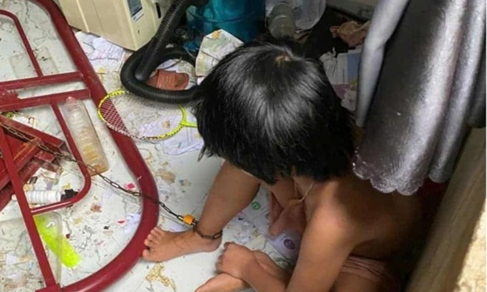 2 em bé bị bố xích chân, nhốt trong căn phòng bẩn thỉu: Cách giải quyết phù hợp nhất hiện tại
