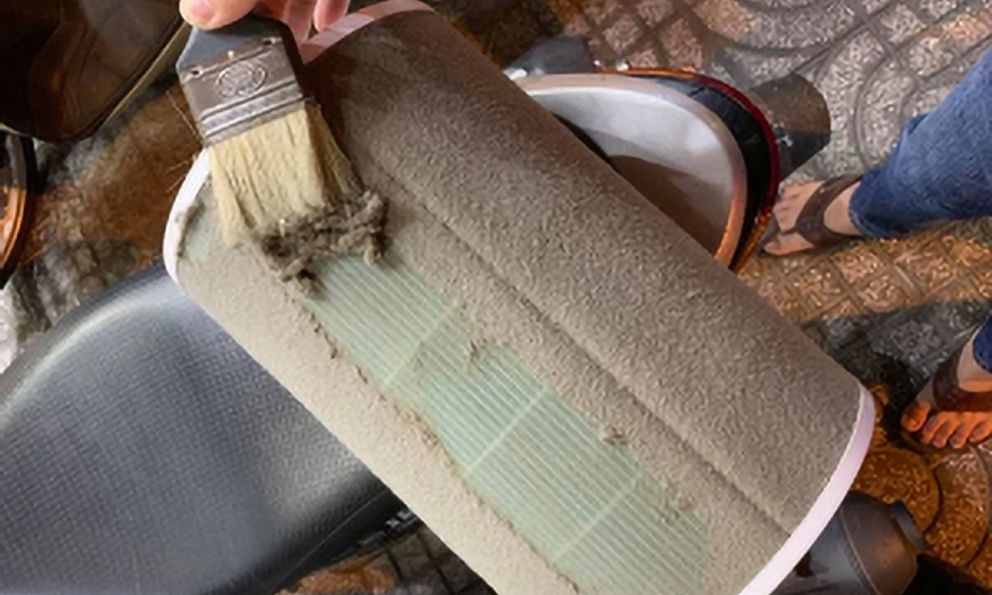 Cận cảnh bộ lọc không khí của một gia đình ở Long Biên: Không ngờ lại đến mức này!