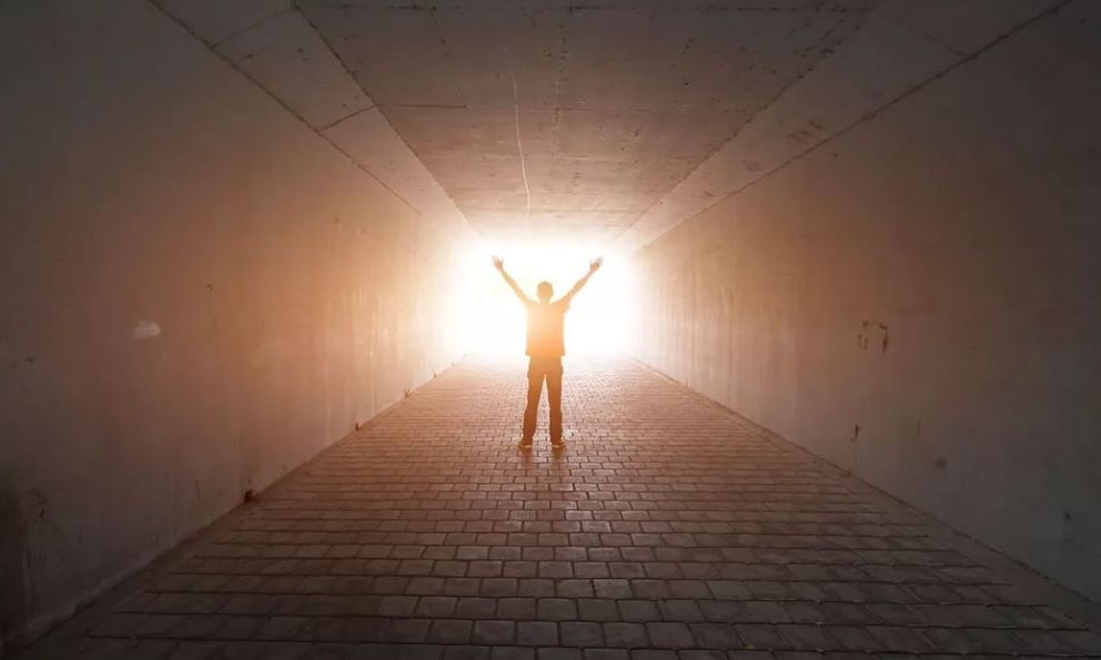 Vì sao con người nhìn thấy “đường hầm ánh sáng” khi cận tử? Khoa học có câu trả lời