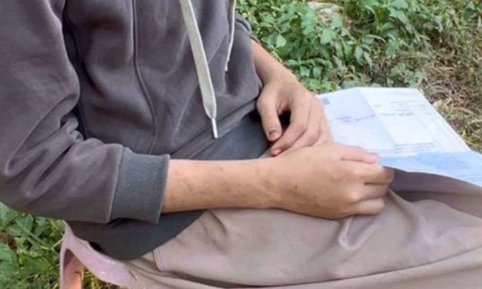 Đang ngồi trong phòng ngủ thì thấy bạn của bố trèo lên cửa sổ, cô gái hoảng loạn với diễn biến tiếp theo