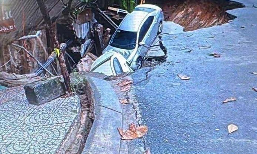 Clip 'hố tử thần' bất ngờ xuất hiện trên đường nuốt chửng 2 ô tô ở Đà Nẵng