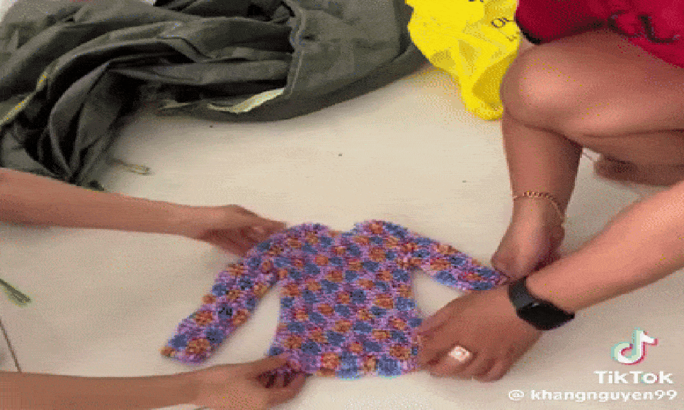 Hơn 4 triệu lượt xem clip chiếc áo độc lạ gửi cứu trợ lũ lụt: Mặc từ lúc sơ sinh đến già vẫn vừa