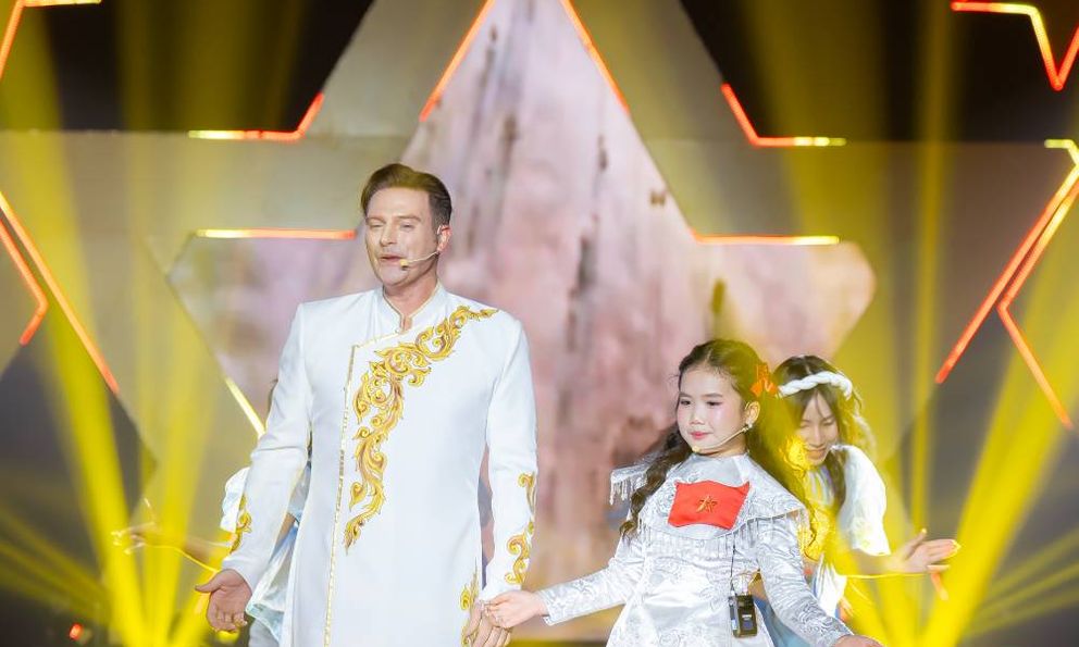 Kyo York làm mới ca khúc Hello Vietnam cùng giọng ca nhí Gabi Bảo Uyên