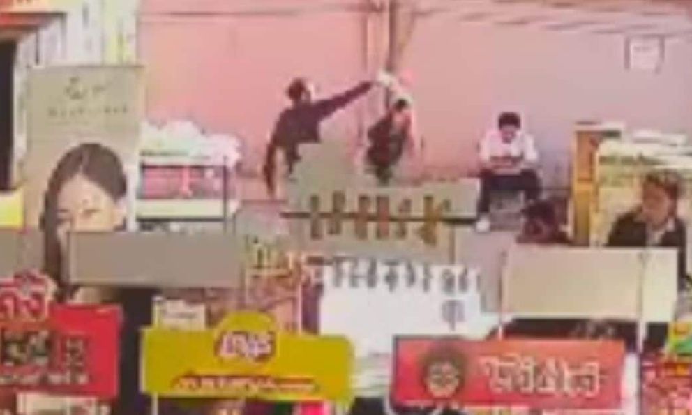 Người đàn ông châm lửa thiêu sống bạn gái ngay trước cửa siêu thị, nhân chứng bàng hoàng kể lại nguồn cơn