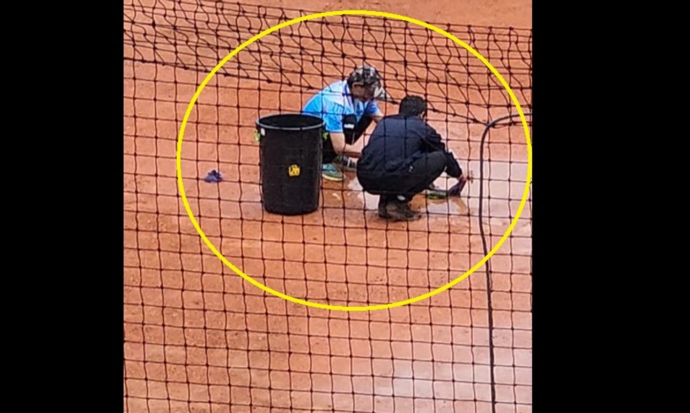 Mặt sân ở SEA Games như “mặt ruộng”, quan chức phải... lấy giẻ để lau nước