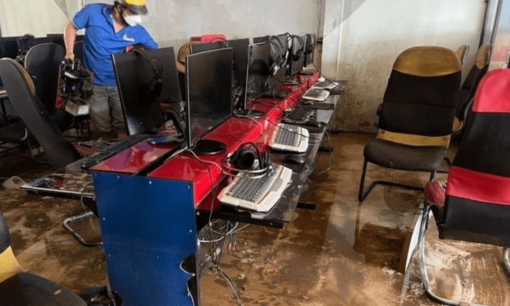 Quán game 30 dàn máy ngập trong nước lũ ở Lâm Đồng, chủ quán xót xa tiết lộ thiệt hại