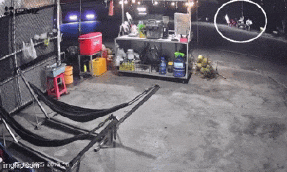 Clip ô tô lao vào nhóm thanh niên uống cafe bên đường, 2 người tử vong