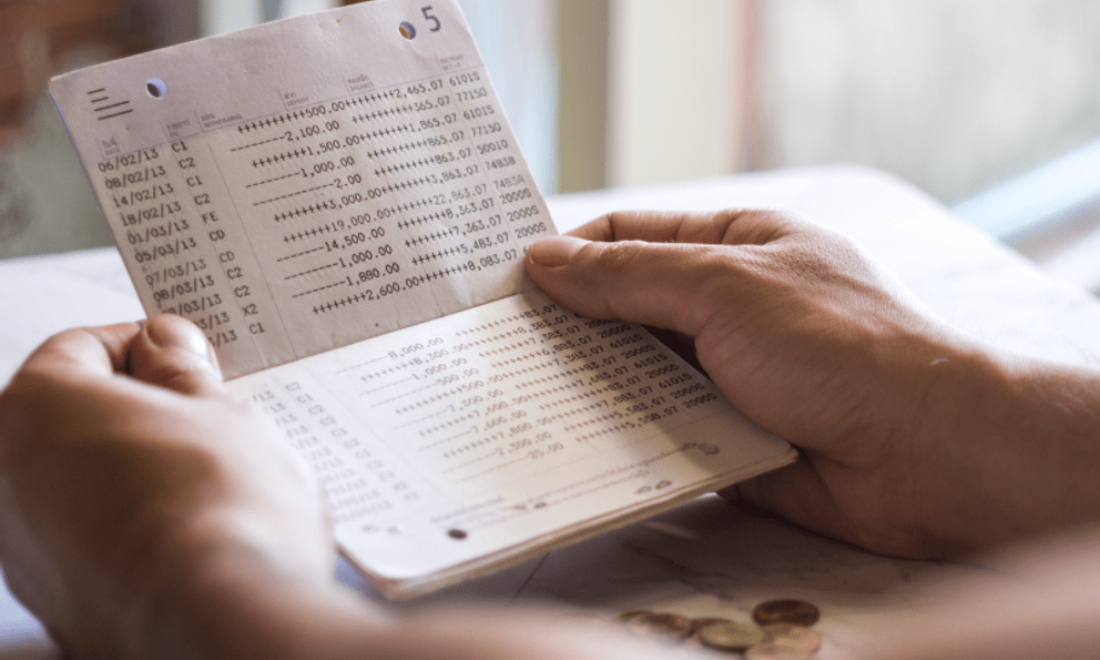 Chồng đưa 15 triệu mỗi tháng, sốc khi nhìn số dư sau một năm: Cuốn sổ của vợ khiến anh nín lặng 