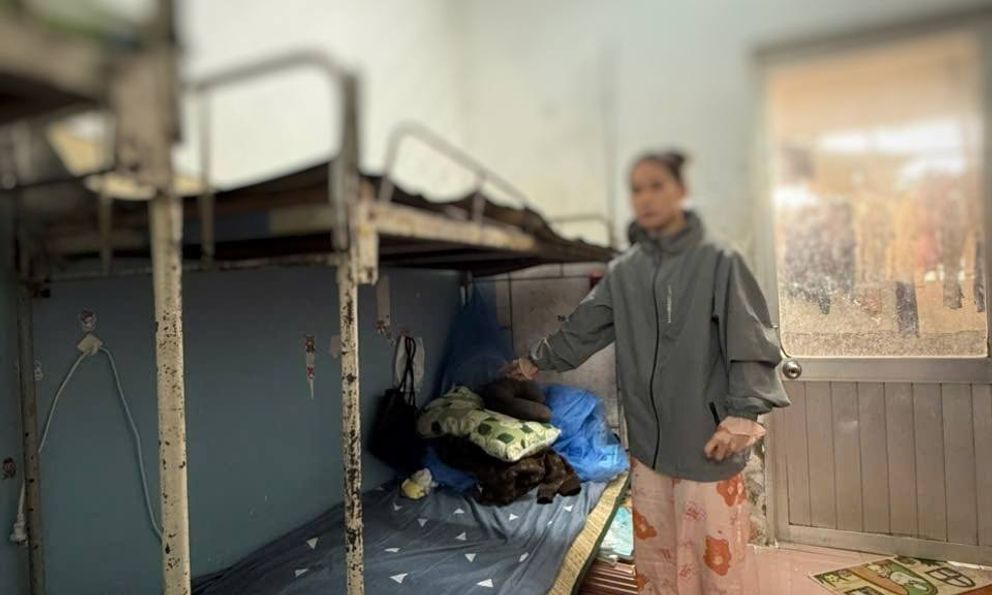 Bắt, khám xét nơi ở của người phụ nữ liên tục thay quần áo, đột nhập vào ký túc xá