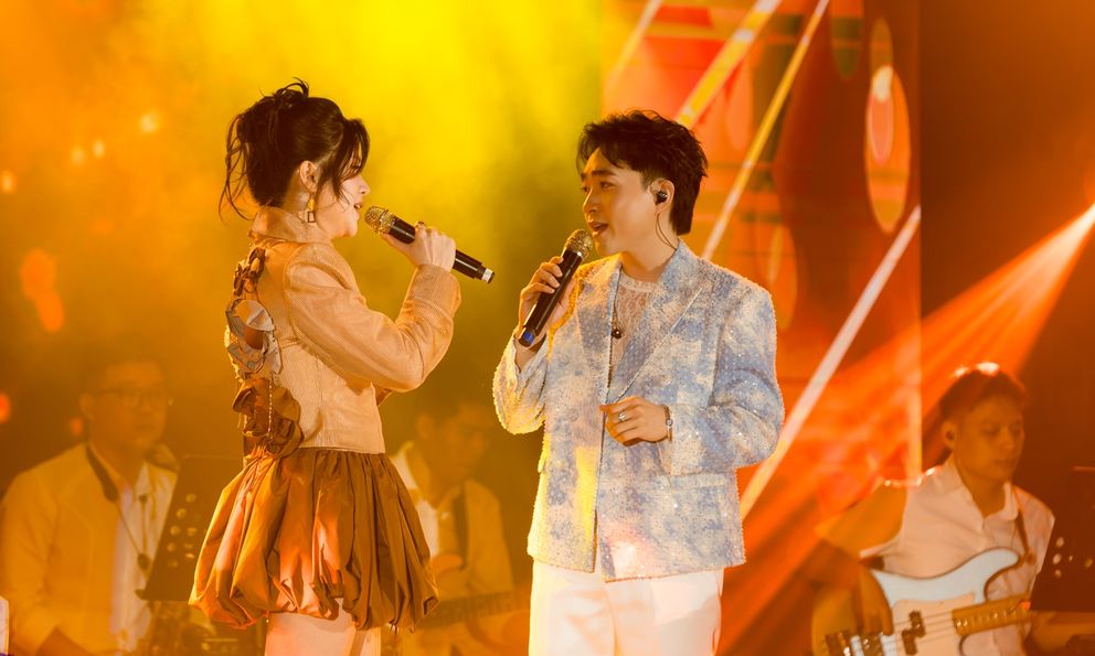 Trung Quang bùng nổ trong đêm nhạc riêng ở Hà Nội, xúc động vì chật kín khán giả