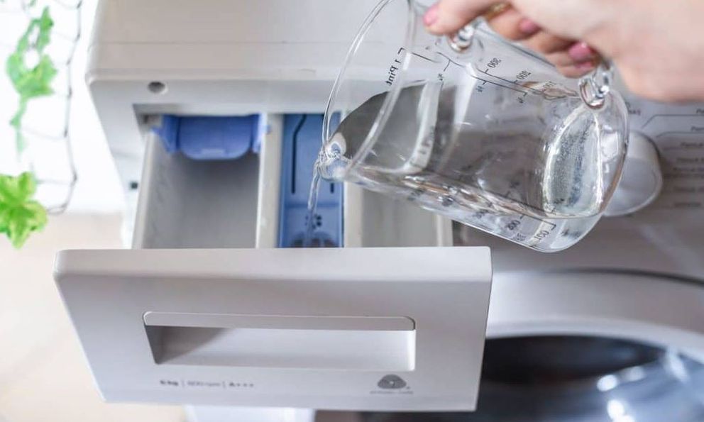 Cho giấm vào máy giặt có tác dụng gì?