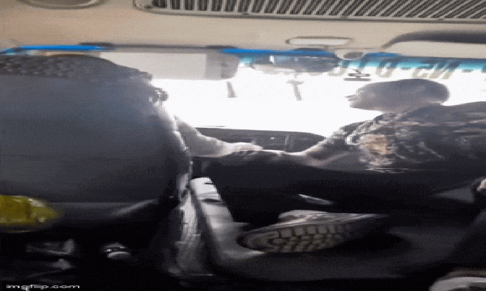 Clip tài xế bị khách đánh sau lời nhắc 