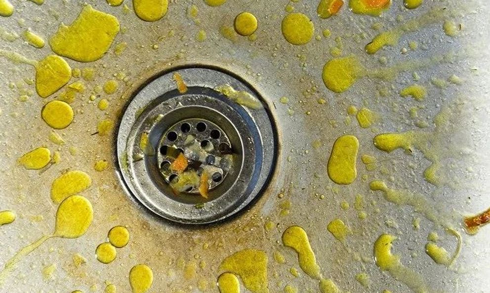 5 thứ không được đổ xuống cống dù 