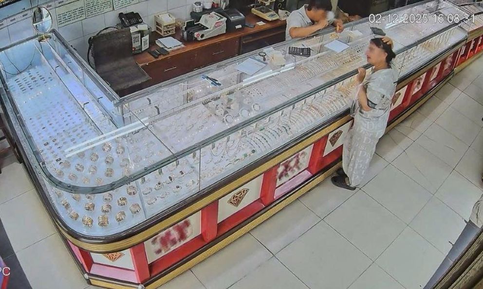 Trộm vàng của chủ, giấu trong bồn xả nước, nữ giúp việc thách thức công an 