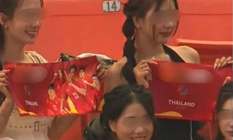 Đi xem U22 Việt Nam mà nhận những đồ miễn phí này, CĐV có nguy cơ bị cảnh sát Thái Lan “hỏi thăm”