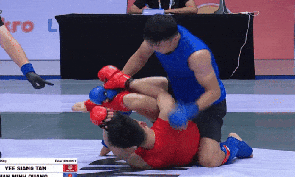 Võ sĩ Việt Nam trút mưa đòn xuống địch thủ Malaysia, giành HCV lịch sử tại SEA Games