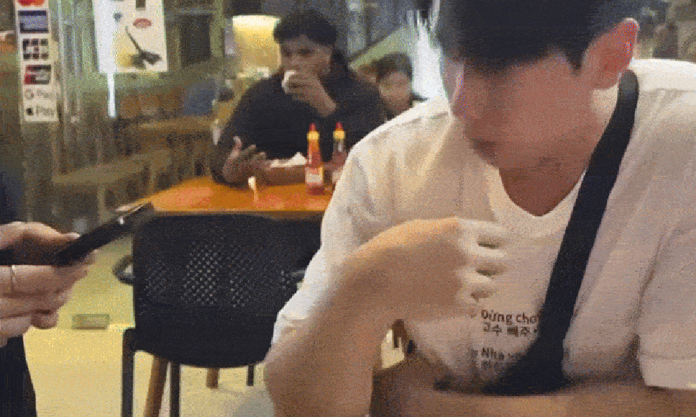 Khách Hàn đến Việt Nam đi ăn đặc sản, sợ một loại rau đến mức... phải viết lên áo