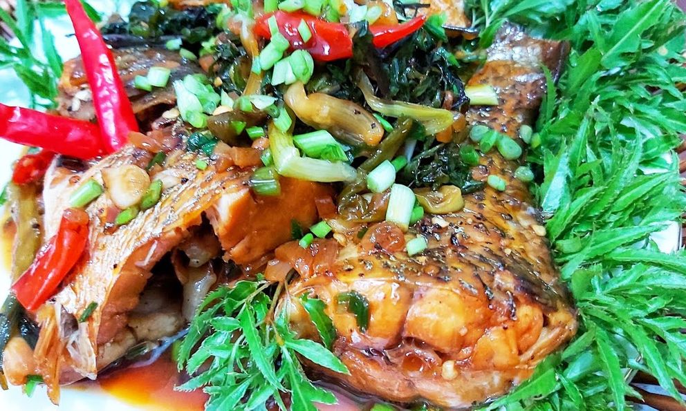 Nâng tầm món cá kho bằng cách thêm 1 loại lá mọc đầy góc vườn nhưng 