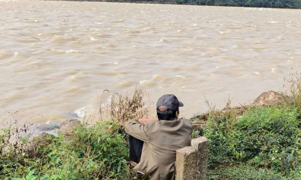 Người cha ngồi bên bờ sông, chờ tin con gái mất tích hơn 1 tuần: Đã không có phép màu nào!