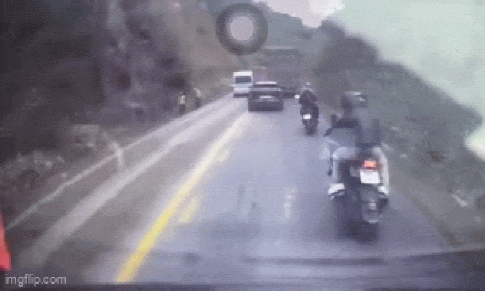 Clip vụ sạt lở đất đá trên quốc lộ 6 qua Phú Thọ, 3 người bị vùi lấp