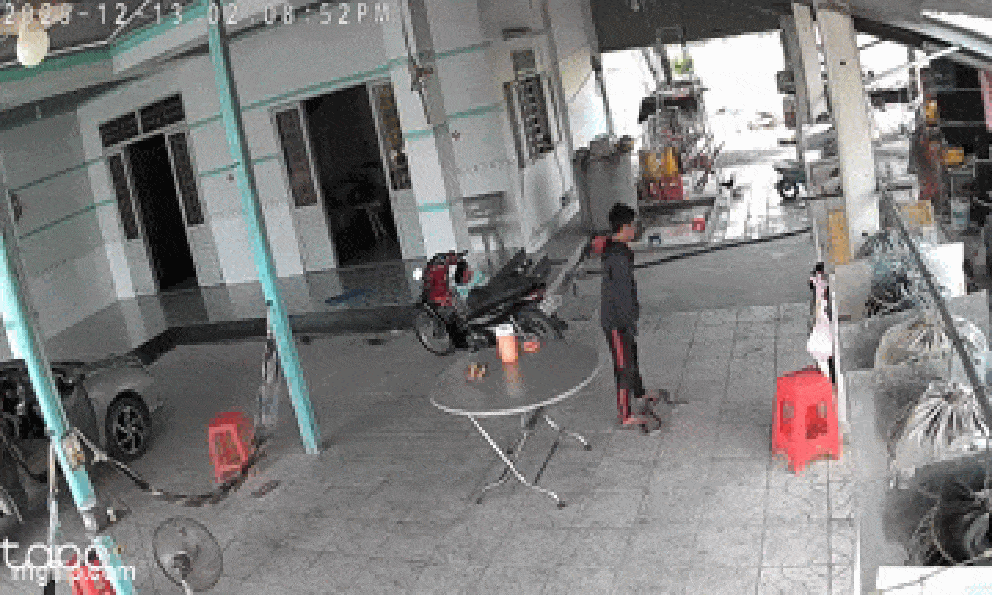 Người đàn ông tay không bắt rắn bò vào sân nhà: Clip 29 giây khiến người xem 