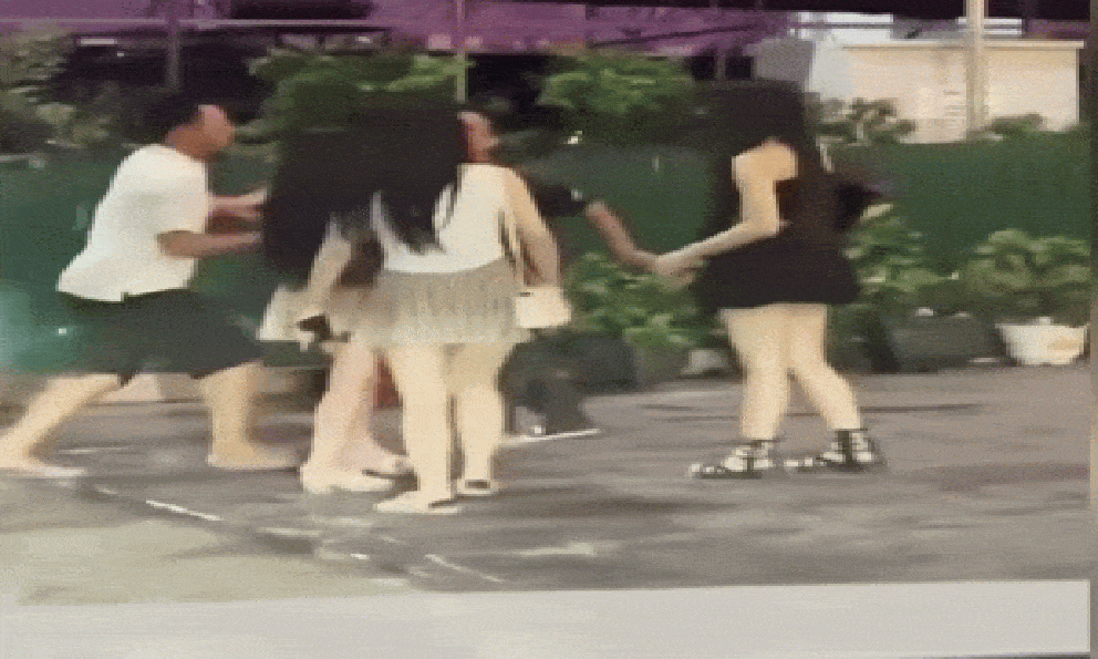 Khoác vai, ôm eo bị từ chối, nhóm đàn ông đánh 3 phụ nữ trước quán karaoke: Cái giá phải trả