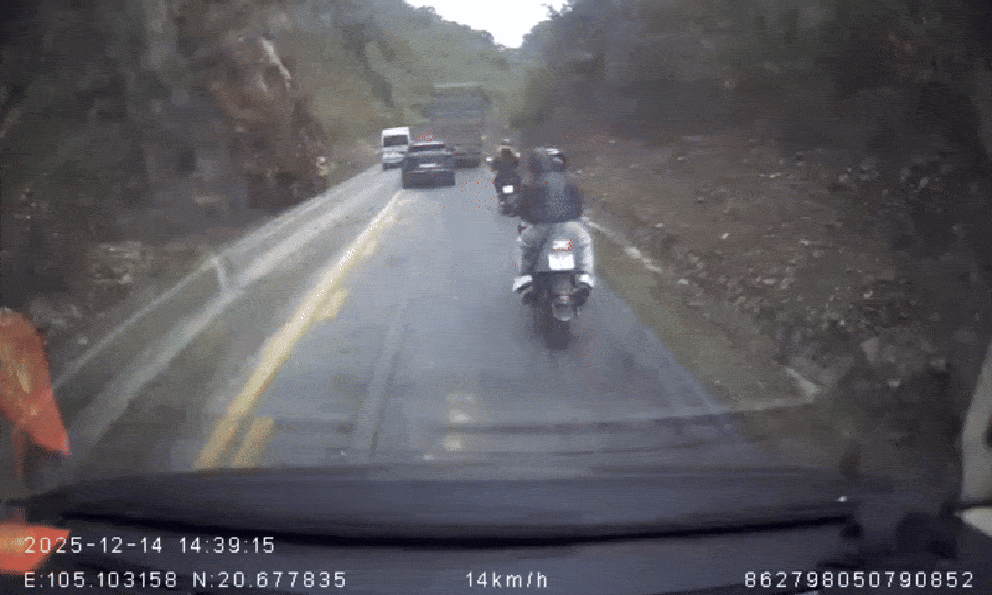 Vụ sạt ở 3 người chết ở Phú Thọ: Phát hiện tinh ý của tài xế ô tô giúp 9 hành khách thoát nạn