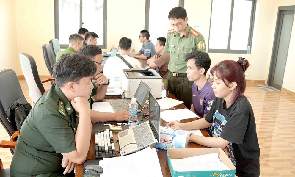 Hàng chục người bỏ chạy từ nhà ăn của công ty, kết thúc chuỗi ngày sống trong 