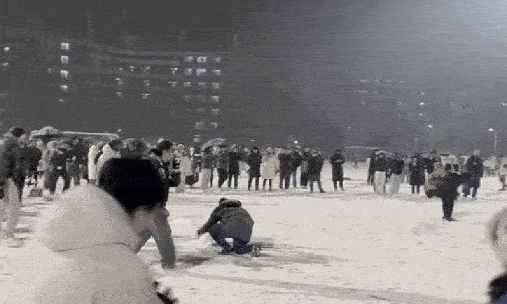 Cảnh tượng về đêm ở một trường đại học Bắc Kinh, nhiều người tò mò nhận xét: 