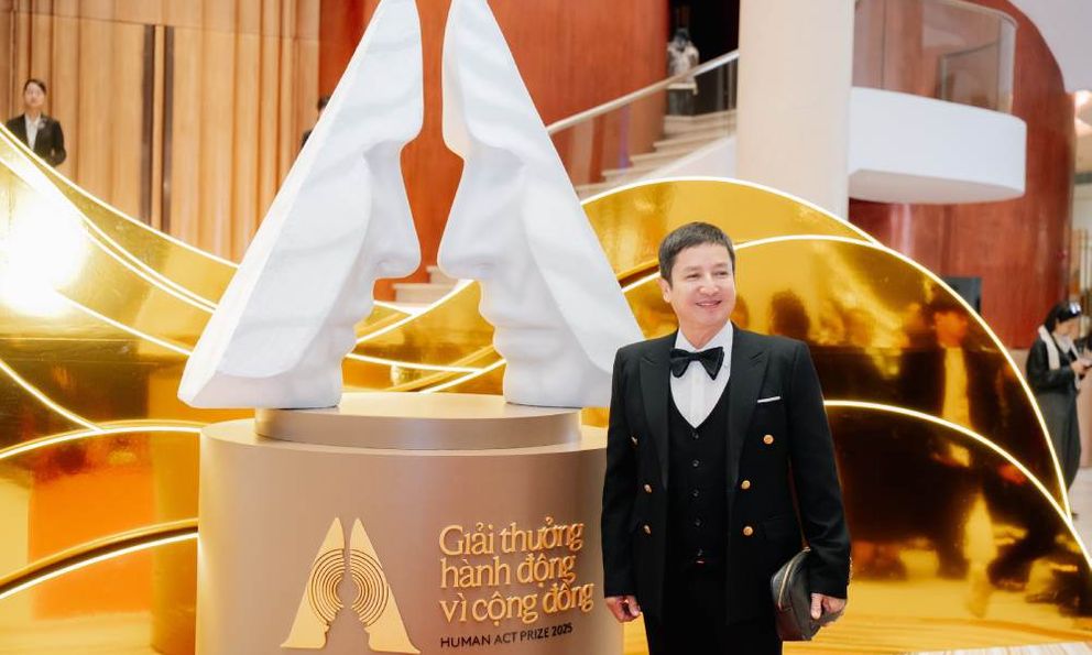 NSƯT Chí Trung 10 năm mới mặc đẹp để dự Human Act Prize: 