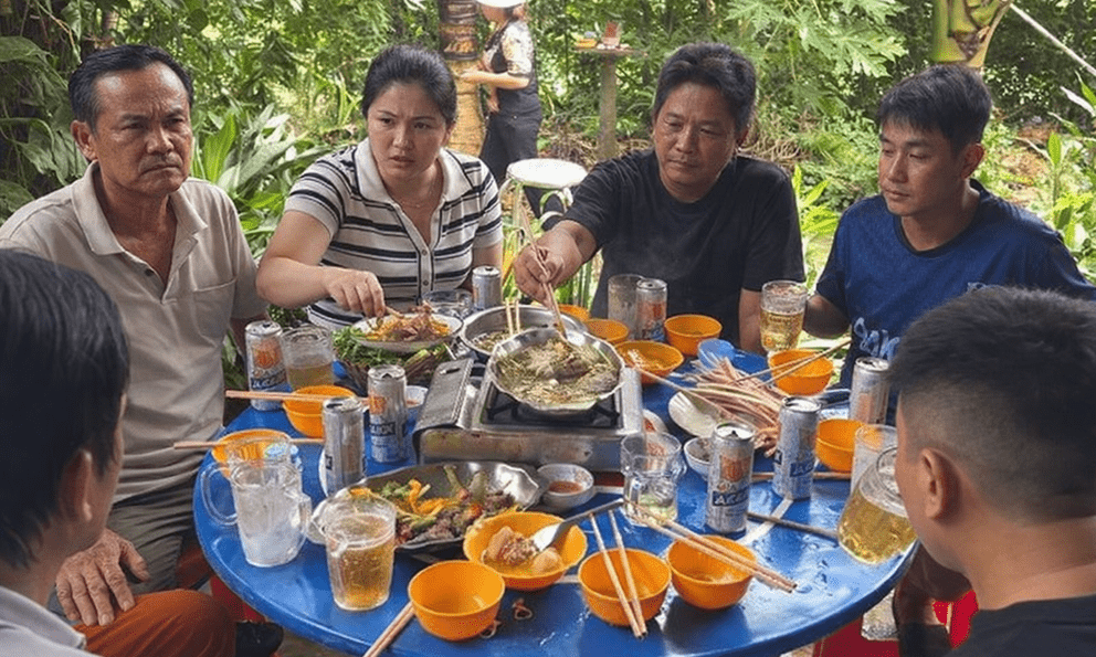 Nhìn mâm giỗ chị chồng đặt, tôi nói một câu với chồng, liền bị chị gọi điện mắng nhiếc 