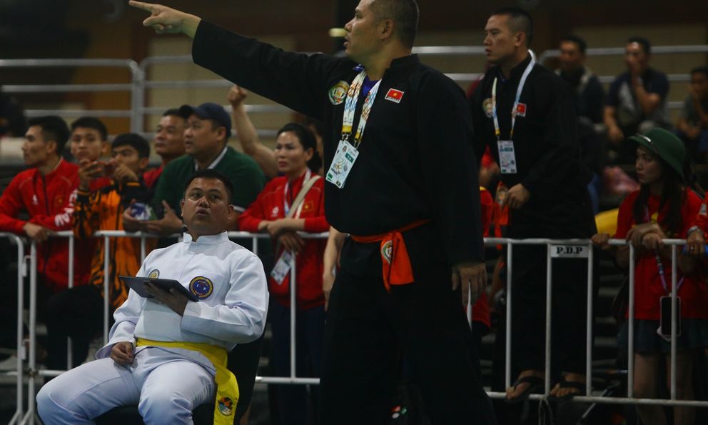 Võ sĩ Việt Nam bị xử ép, HLV phá luật lao thẳng vào sân cãi trọng tài và cái kết