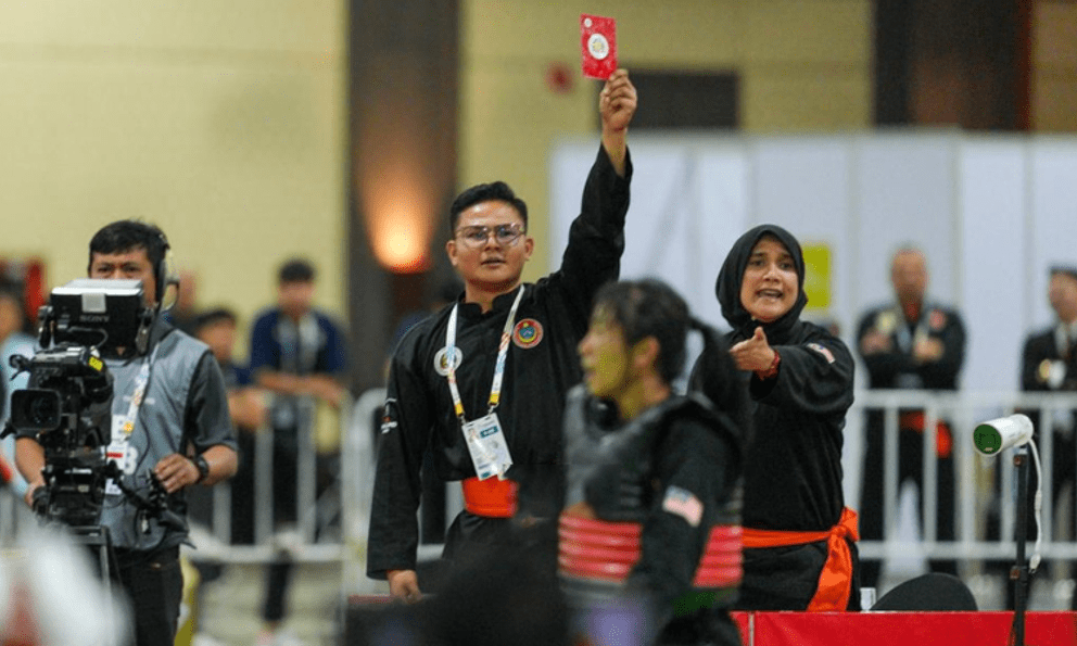 Náo loạn SEA Games: Thua Thái Lan, HLV Malaysia lao vào đòi “xử” trọng tài