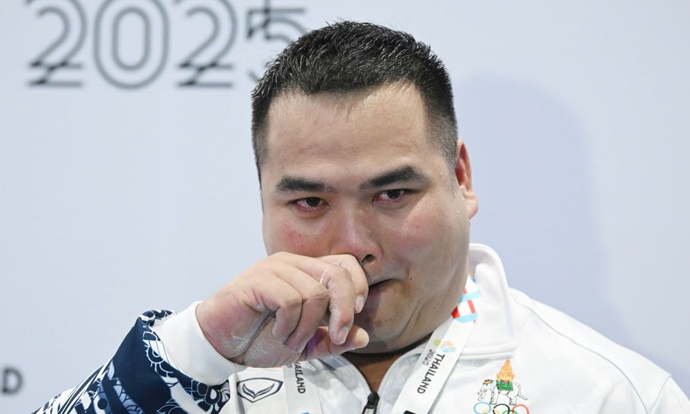 Lực sĩ Thái Lan òa khóc, được trọng tài Thái Lan 