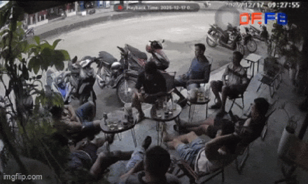 Đang uống cafe thì nghe tiếng hô, gần chục người đàn ông bật dạy lao ra đường: Kết quả sau đó