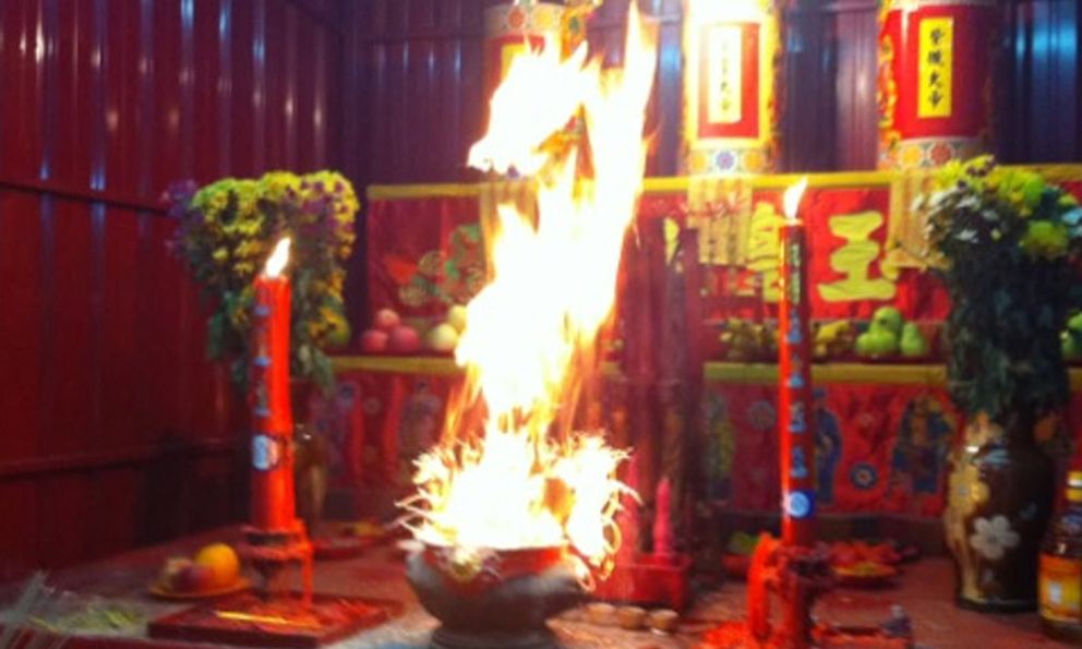 Lý giải nguyên nhân hiện tượng: Bát hương, chân hương bất ngờ cháy, xử lý như thế nào?