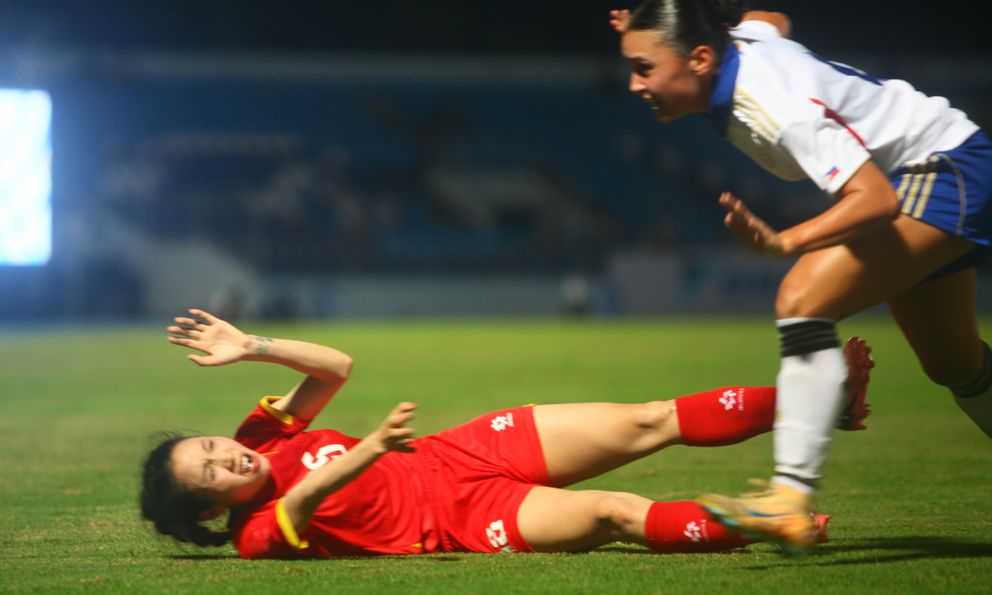 Xót xa hình ảnh hot girl tuyển Việt Nam bị Philippines phạm lỗi, kêu la đau đớn nhưng trọng tài 