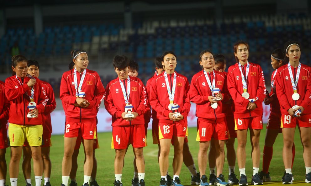 CĐV Việt Nam hát vang Quốc ca lúc trao HCB cho thầy trò HLV Mai Đức Chung