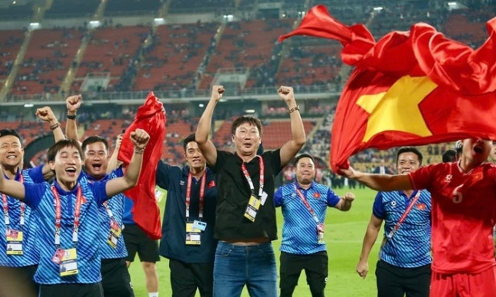 Báo Hàn Quốc: “HLV Kim Sang-sik lập kỳ tích còn kỳ vĩ hơn cả HLV Park Hang-seo”