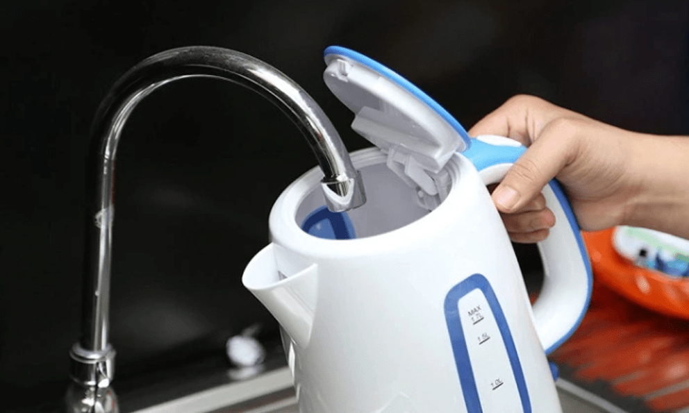 Đun nước bằng bình siêu tốc nên lấy nước hay cắm bình trước? Trình tự đơn giản nhưng nhiều người vẫn sai