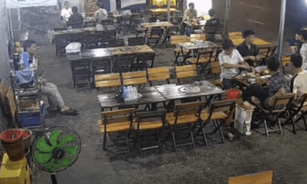 3 người bạn ăn nhậu rồi bỏ đi, nam shipper ngồi lại bị kiện vì hóa đơn 2,5 triệu đồng