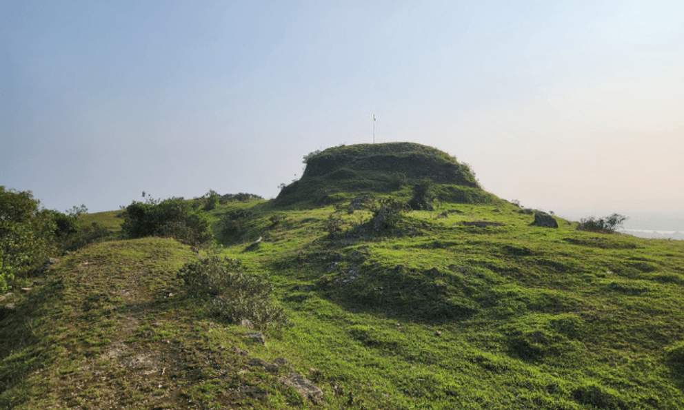 Ngọn núi ở Nghệ An cao chỉ hơn 100m, du khách nhận xét cảnh như nước ngoài, trên đỉnh có di tích đặc biệt