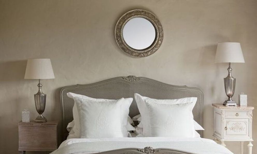 Người xưa dạy: Phòng ngủ chật đến đâu cũng đừng dại đặt 6 thứ này ở đầu giường, giật mình vì toàn món quen