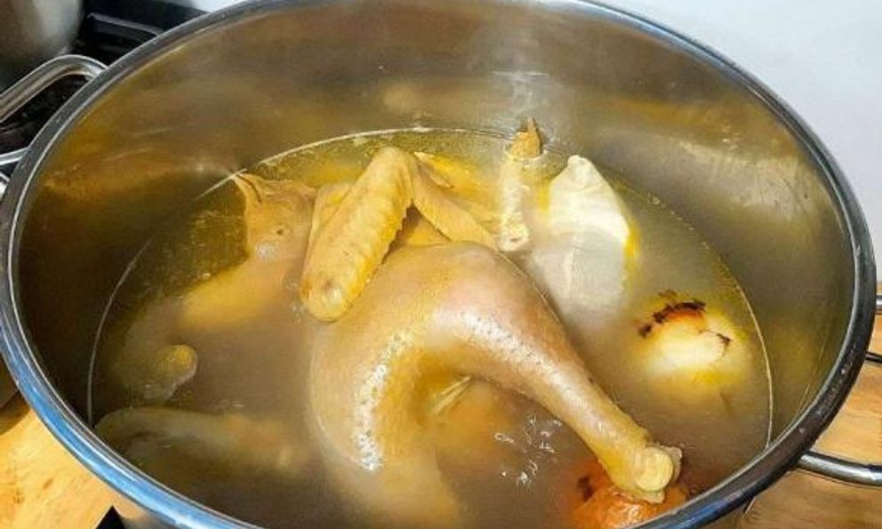 Bước làm thịt gà tưởng là sạch nhưng hoá ra ngược lại: Chuyên gia từ Mỹ đến Việt đều khuyên bỏ ngay